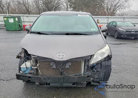 2014 Toyota Sienna Xle 8-Passenger z USA, uszkodzony, nr VIN 5TDYK3DC2ES509496